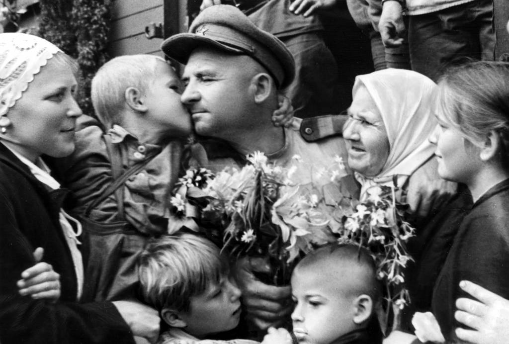 Иваново. Встреча демобилизованного старшего сержанта И.Ф. Баранова с семьей. 1945